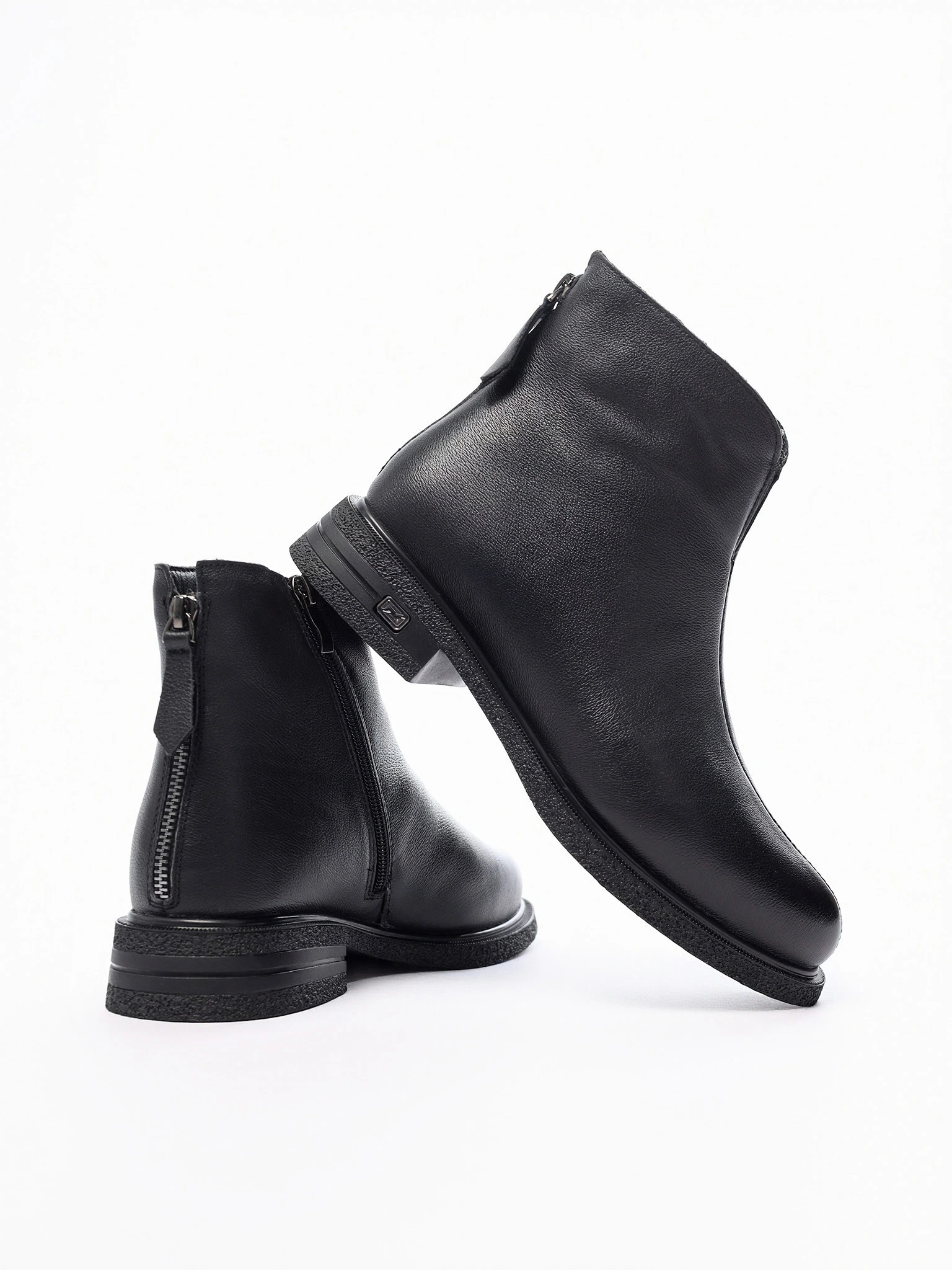 Ботинки черного цвета с декоративной молнией сзади на низком каблуке